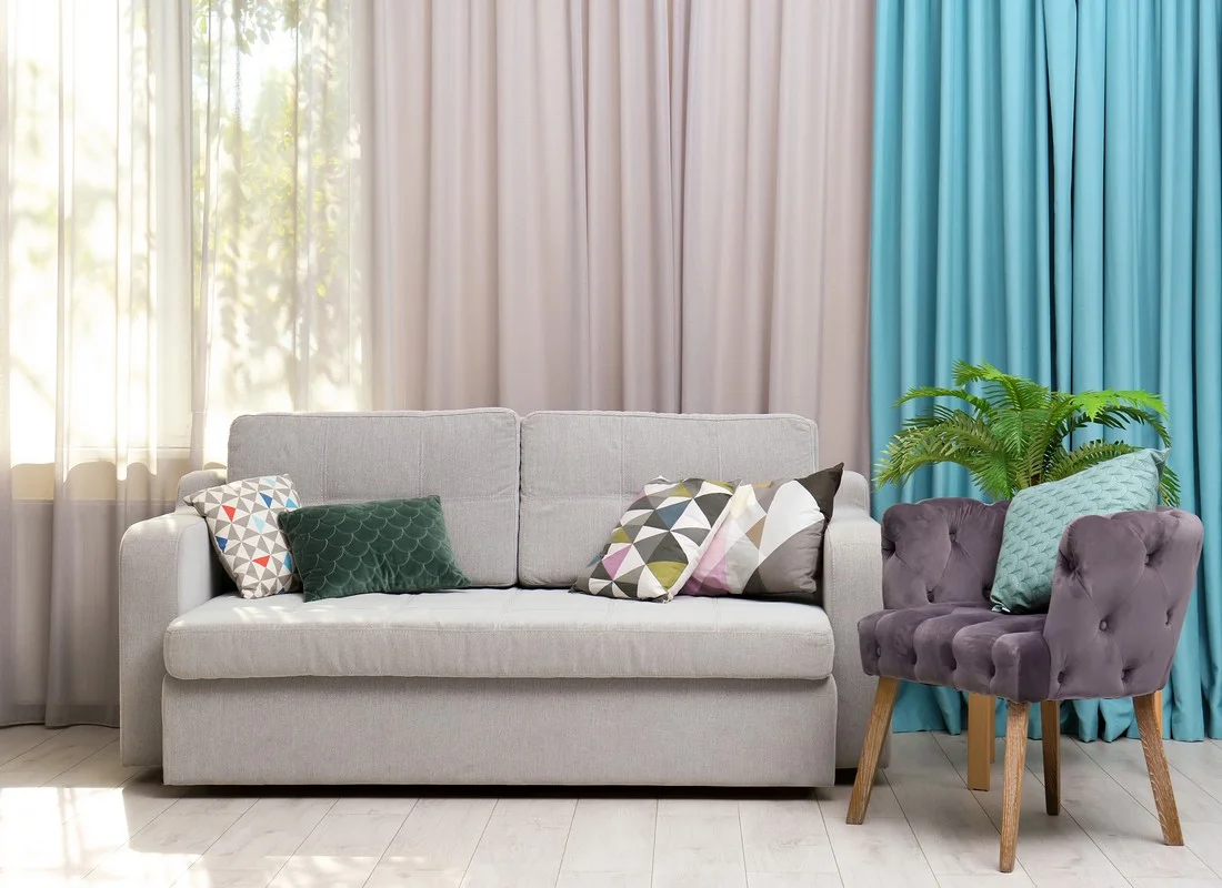 Sofá moderno con cojines — Torres Tapicería Madrid